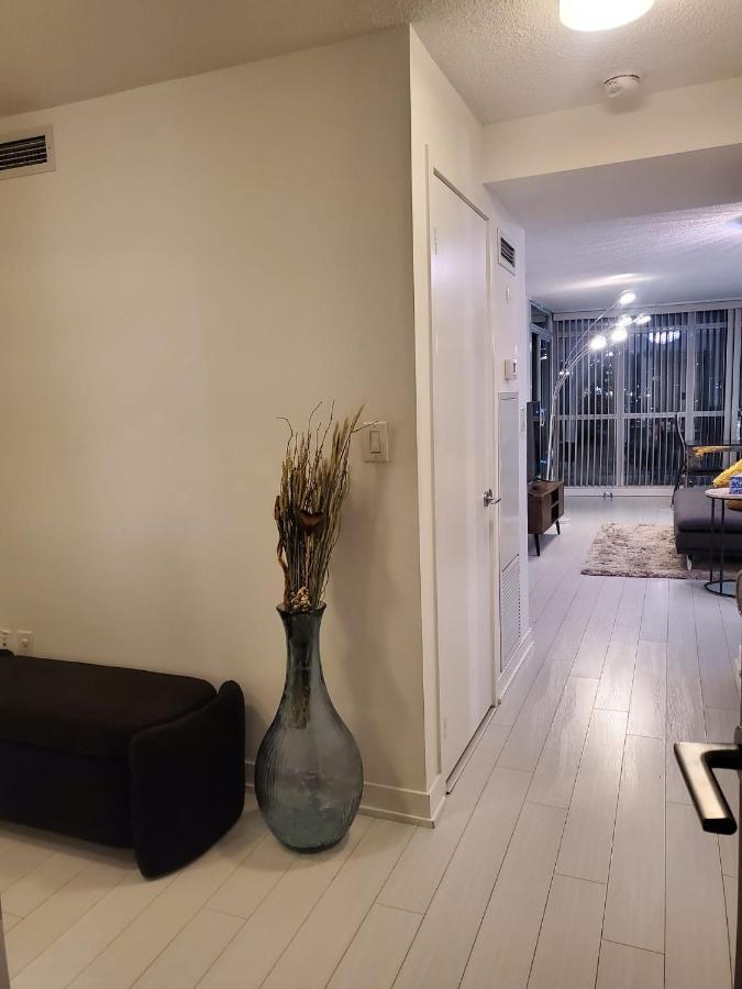 شقة تورونتو  في Cozy Open Concept 2Br 2Bath W/Parking -Jays/Cn المظهر الخارجي الصورة