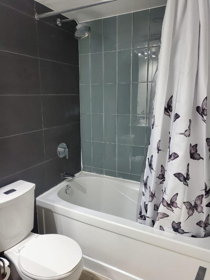 شقة تورونتو  في Cozy Open Concept 2Br 2Bath W/Parking -Jays/Cn المظهر الخارجي الصورة